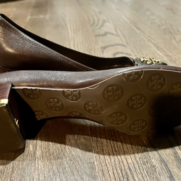 Tory Burch Brown Leather Logo Medallion block heels - size 8.5 - Picture 3 of 5